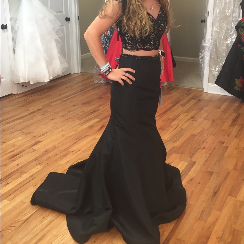 Sherri Hill size 6 Like new!